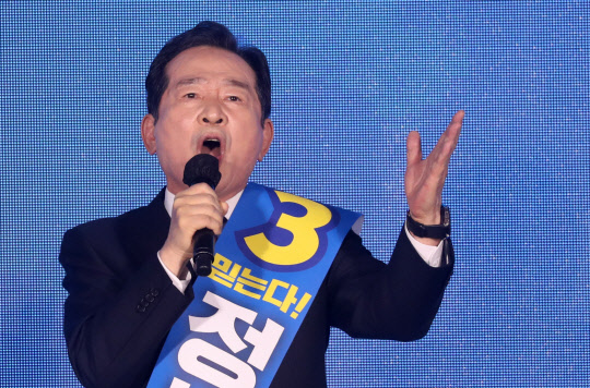 지난 12일 오후 강원 원주시 오크밸리리조트 컨벤션센터에서 열린 더불어민주당 강원권역 순회경선 합동연설회에서 정세균 후보가 정견을 밝히고 있다. 연합뉴스